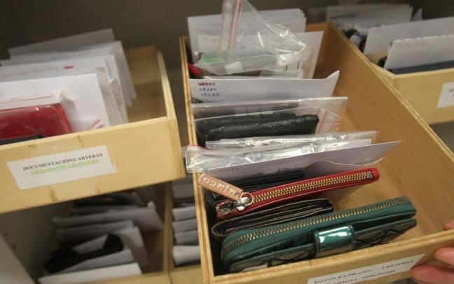 Carteras en la oficina de objetos perdidos del &aacute;rea de Seguridad Ciudadana del Ayuntamiento de Pamplona.