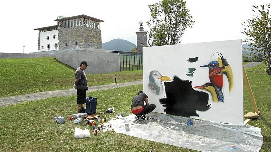 Los exteriores de Ekoetxea Urdaibai han acogido diversas iniciativas artísticas. | FOTO: I. F.