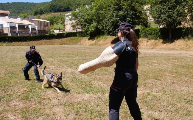 Dos agentes de la Unidad Canina de la Ertzaintza Dos agentes de la Unidad Canina de la Ertzaintza