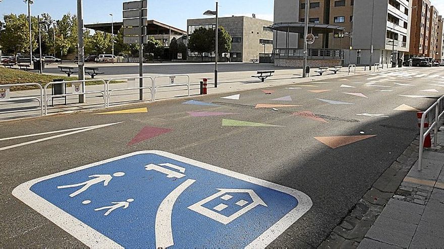 Imagen del tramo de la avenida Ugarrandia, junto al colegio Virgen Blanca, pintado con triángulos de colores y señales de travesía.