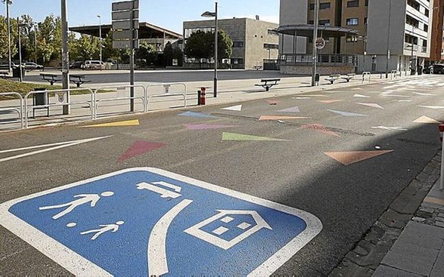 Imagen del tramo de la avenida Ugarrandia, junto al colegio Virgen Blanca, pintado con tri&aacute;ngulos de colores y se&ntilde;ales de traves&iacute;a.
