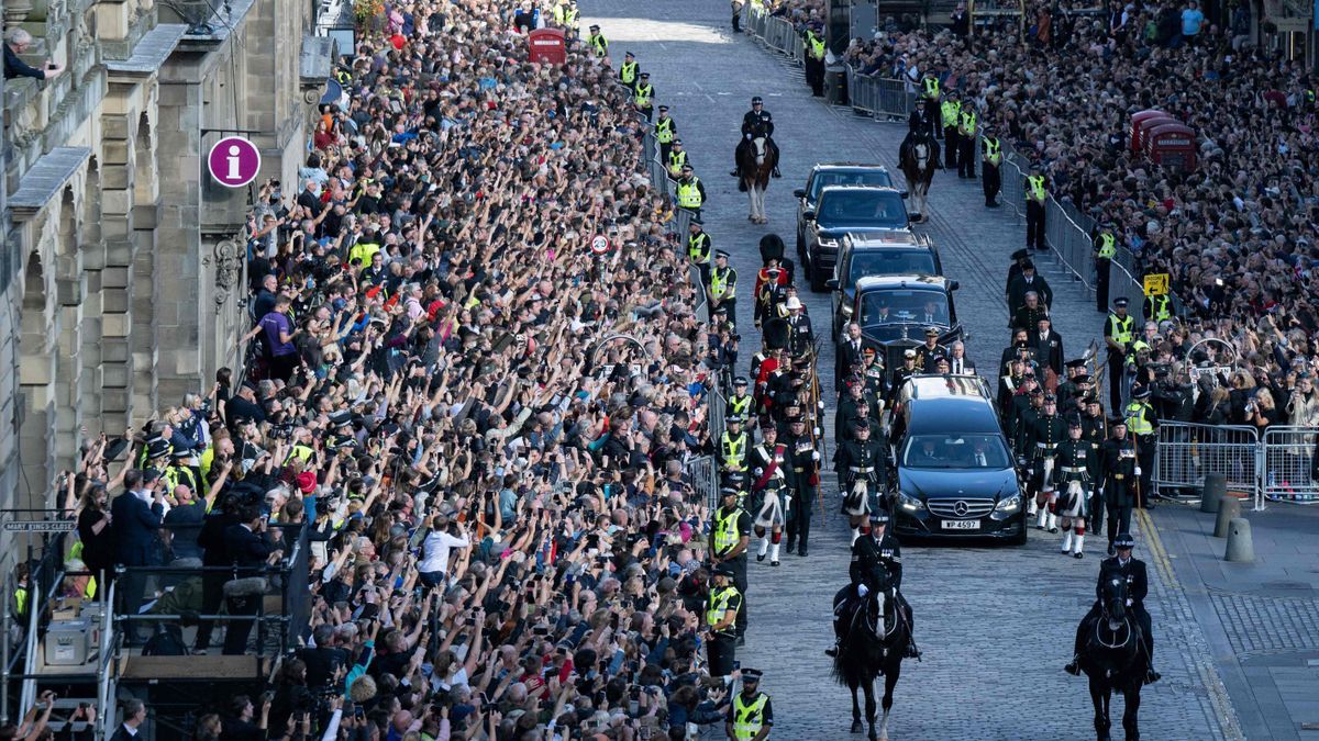 Multitudinaria despedida a Isabel II en Edimburgo