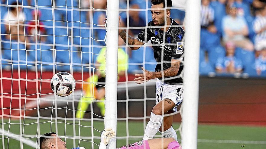 El balón cabeceado por Brais en Getafe se introduce en la portería de David Soria, en el partido del pasado domingo.