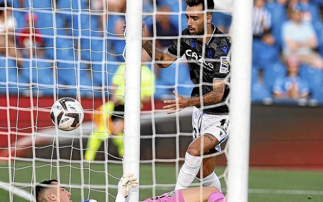 El balón cabeceado por Brais en Getafe se introduce en la portería de David Soria, en el partido del pasado domingo. El balón cabeceado por Brais en Getafe se introduce en la portería de David Soria, en el partido del pasado domingo.