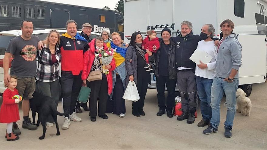 Miembros de la asociación, con personas desplazadas por la guerra, durante los primeros meses del conflicto entre Ucrania y Rusia.