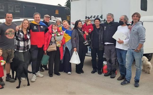 Miembros de la asociaci&oacute;n, con personas desplazadas por la guerra, durante los primeros meses del conflicto entre Ucrania y Rusia.