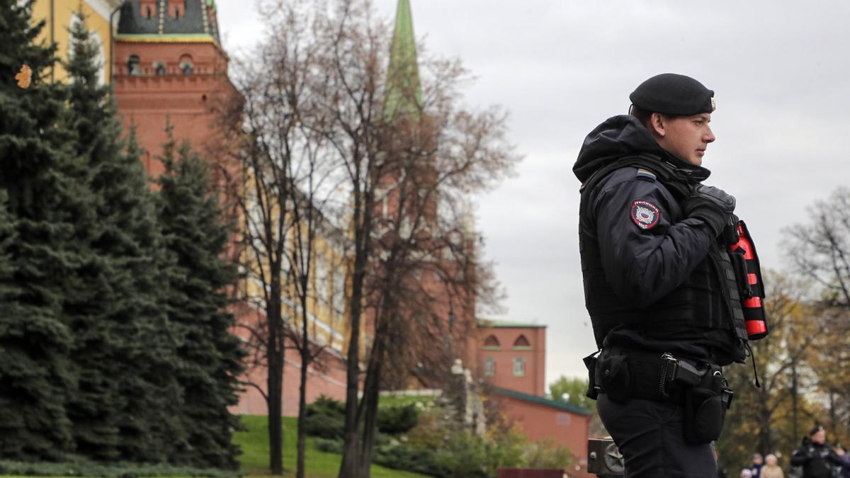 Un policía ruso hace guardia cerca del Kremlin.