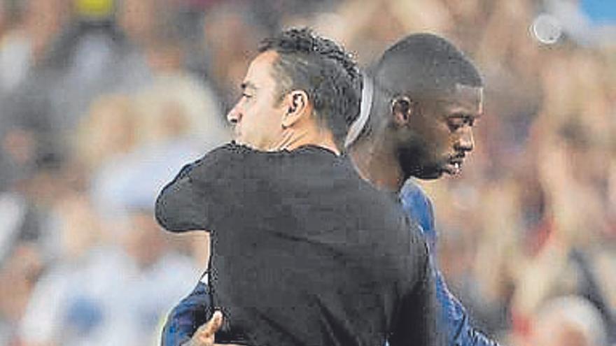 Xavi y Dembélé se saludan. | FOTO: EFE