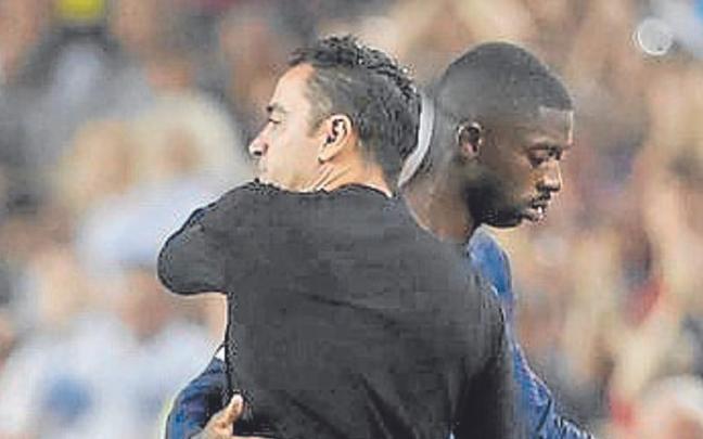 Xavi y Demb&eacute;l&eacute; se saludan. | FOTO: EFE