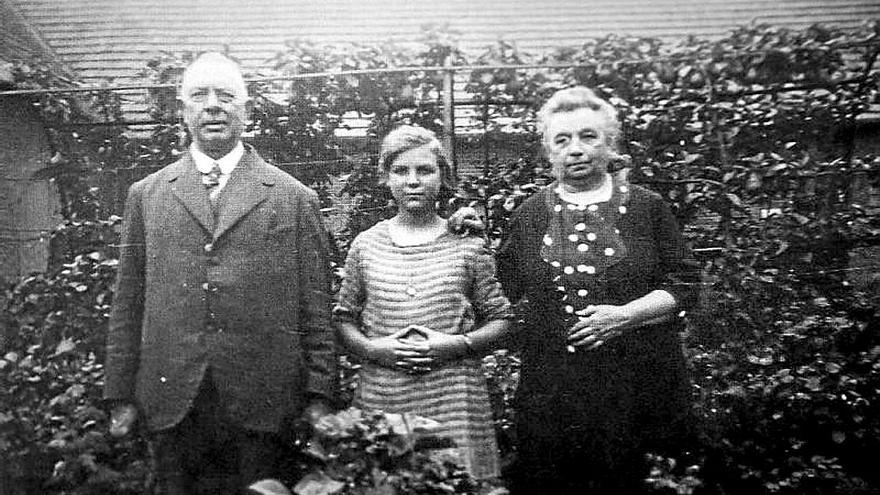 María Rodríguez Alonso, en el centro, con su familia belga de acogida