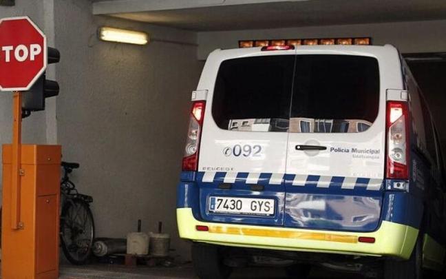 Un furgón de la Policía Municipal traslada a un detenido. Un furgón de la Policía Municipal traslada a un detenido.