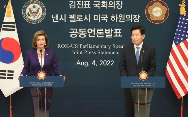 Nancy Pelosi junto a su homólogo Kim Jin-pyo. Nancy Pelosi junto a su homólogo Kim Jin-pyo.