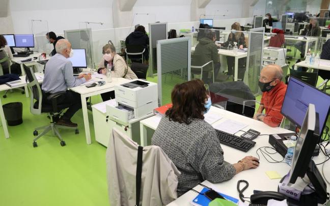 Contribuyentes haciendo su declaración de la renta 2021.