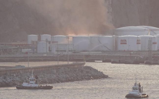 Los depósitos en los que se ha originado el incendio. Los depósitos en los que se ha originado el incendio.