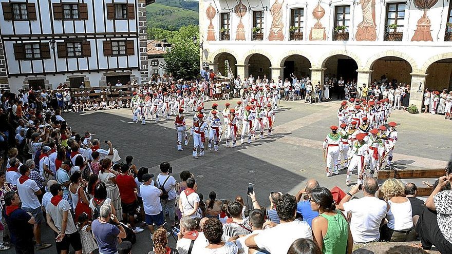 La gente que abarrotó la plaza del ayuntamiento, observa una de las Makildantza que bailaron más de 70 integrantes del Gure Txokoa.