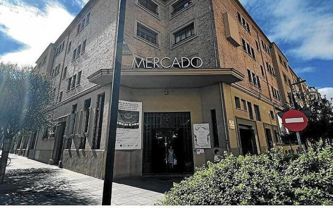 Una de las entradas al Mercado del Ensanche por las calles Tafalla y Olite.