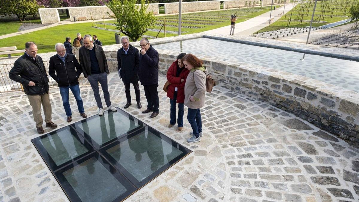 La Gerencia de Urbanismo y la Comisión de Urbanismo, encabezadas por el alcalde, Enrique Maya, visitan el parque Camino de Santiago, en la Txantrea, y la noria de sangre hallada junto al convenio de las Josefinas, coincidiendo con la recepci&oacute