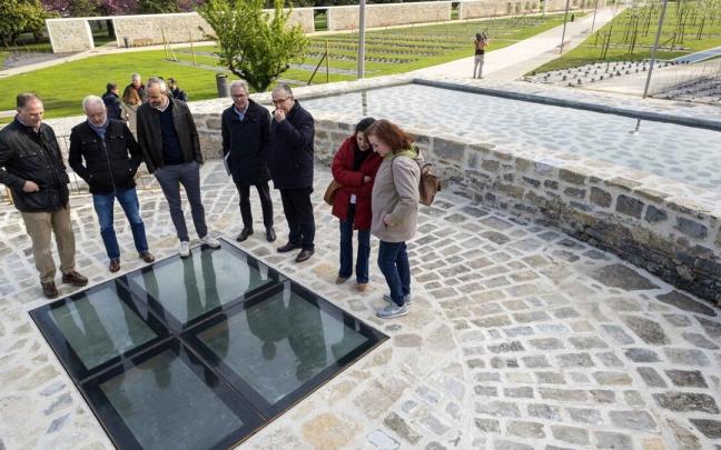 La Gerencia de Urbanismo y la Comisión de Urbanismo, encabezadas por el alcalde, Enrique Maya, visitan el parque Camino de Santiago, en la Txantrea, y la noria de sangre hallada junto al convenio de las Josefinas, coincidiendo con la recepci&oacute