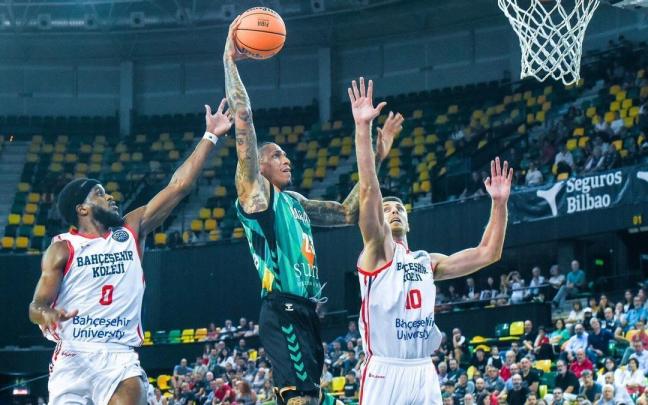 Michale Kyser intenta anotar ante Vladimir Brodziansky.