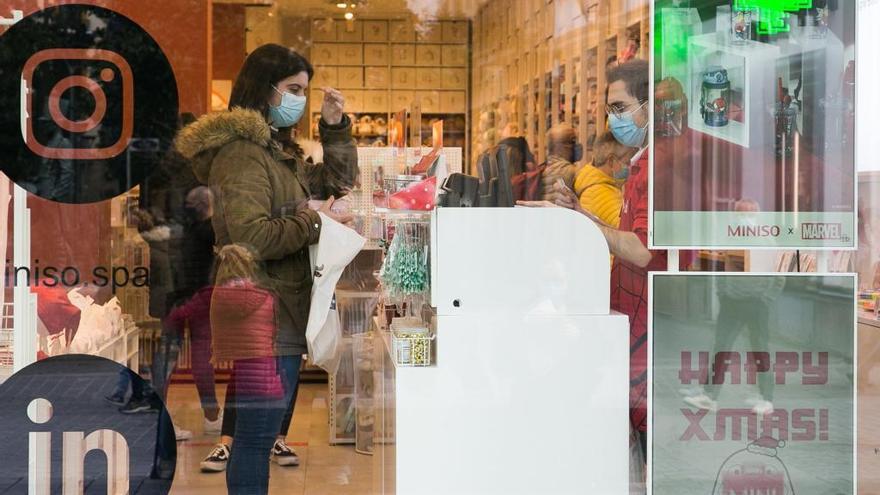 Una mujer compra en un comercio donostiarra