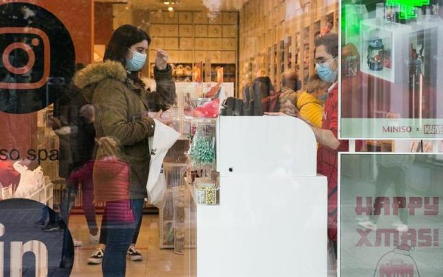 Una mujer compra en un comercio donostiarra Una mujer compra en un comercio donostiarra