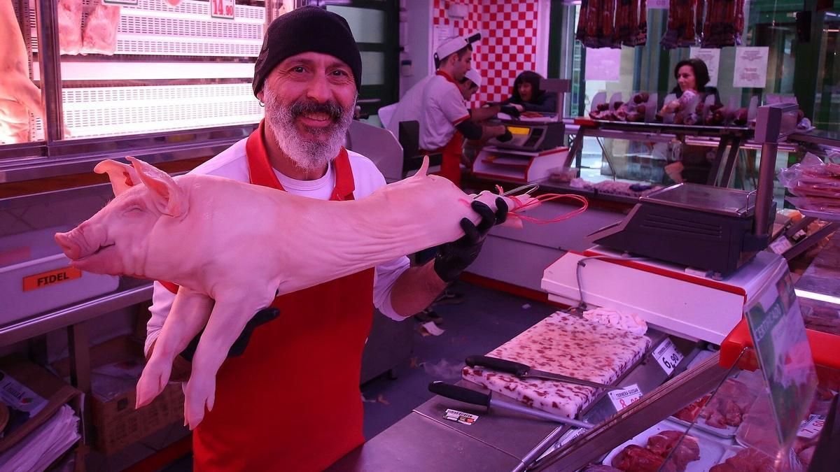 El responsable del local posa con un gorrín.