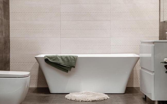 Una toalla doblada en el borde de una bañera.