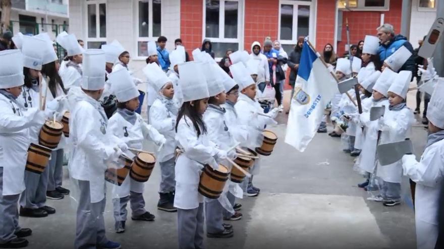 Los niños y niñas de Amara Berri frente al Catalina de Erauso