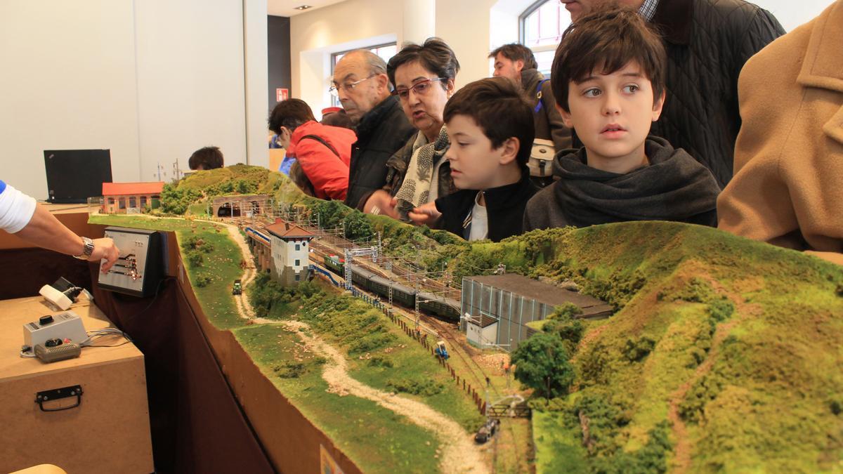 Visitantes contemplan una de las maquetas de la muestra de trenes en una edición anterior de la exposición