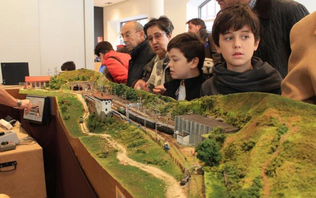 Visitantes contemplan una de las maquetas de la muestra de trenes en una edici&oacute;n anterior de la exposici&oacute;n