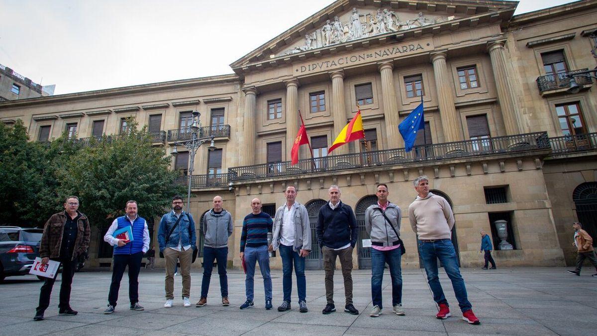 Miembros del comité de empresa de VW Navarra, ante el Palacio de Navarra antes de la reunión