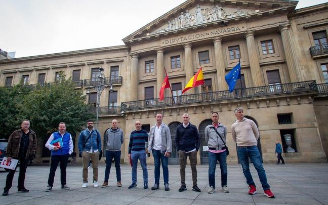 Miembros del comité de empresa de VW Navarra, ante el Palacio de Navarra antes de la reunión