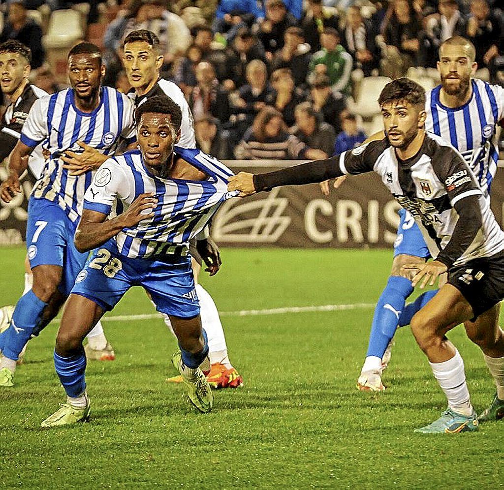 Balboa es sujetado por un rival en el partido de Copa disputado en Mérida. | FOTOS: ÁREA 11