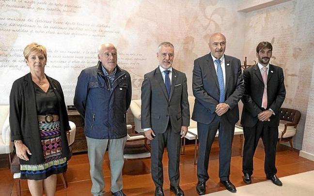 El lehendakari, en el centro, en la reunión de ayer con Conpymes. | FOTO: N.G. El lehendakari, en el centro, en la reunión de ayer con Conpymes. | FOTO: N.G.