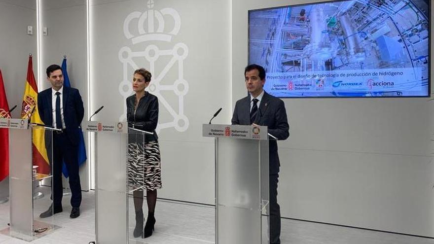 Izda-dcha: José Luis Blanco, María Chivite y Mikel Irujo, durante la presentación.