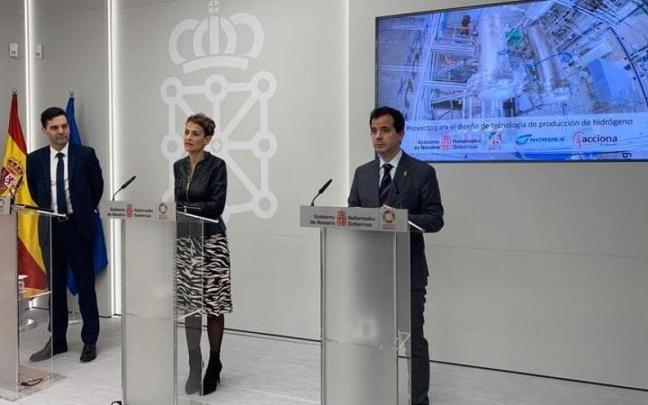 Izda-dcha: José Luis Blanco, María Chivite y Mikel Irujo, durante la presentación. Izda-dcha: José Luis Blanco, María Chivite y Mikel Irujo, durante la presentación.
