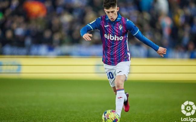 Imanol Garc&iacute;a de Alb&eacute;niz, con la camiseta del Eibar.
