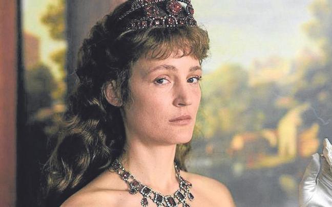 Lejos de la canónica belleza de Romy Schneider, Vicky Krieps compone una singular y oportunamente contemporánea reflexión en torno a una Sisi libre de los arquetipos sexistas.