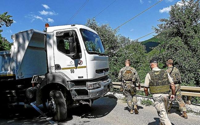Los soldados de la OTAN en Kosovo amenazaron con intervenir ante el aumento de la tensión. Los soldados de la OTAN en Kosovo amenazaron con intervenir ante el aumento de la tensión.