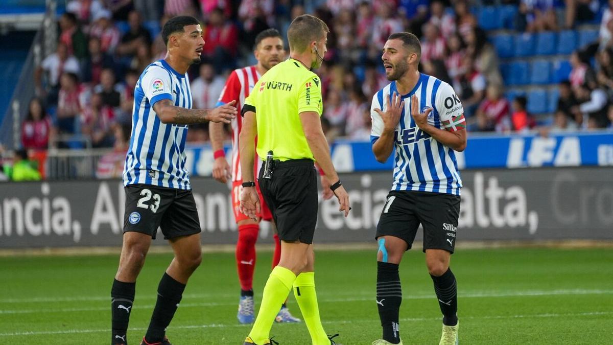 Carlos Benavídez y Luis Rioja protestan al colegiado durante el encuentro entre el Deportivo Alavés y el Sporting de Gijón