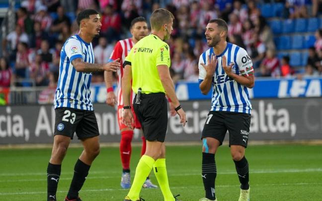 Carlos Benav&iacute;dez y Luis Rioja protestan al colegiado durante el encuentro entre el Deportivo Alav&eacute;s y el Sporting de Gij&oacute;n
