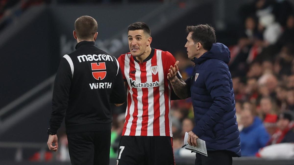 Yuri Berchiche le protesta al cuarto árbitro su expulsión en el partido del pasado viernes ante el Cádiz