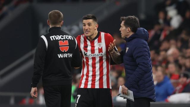 Yuri Berchiche le protesta al cuarto &aacute;rbitro su expulsi&oacute;n en el partido del pasado viernes ante el C&aacute;diz
