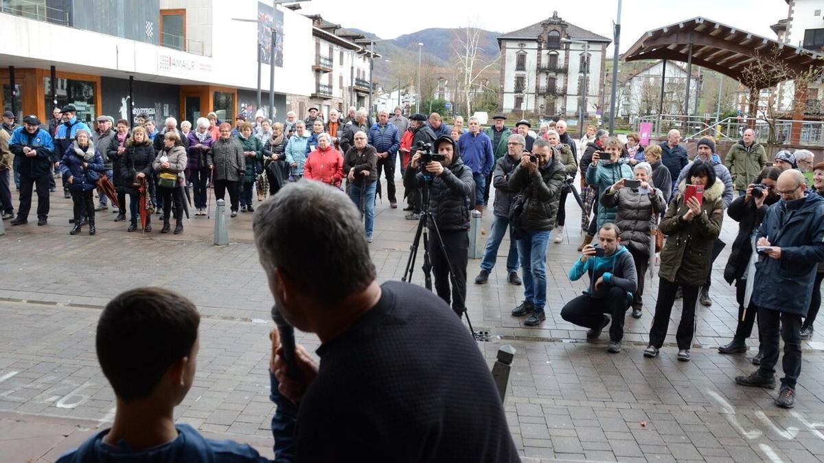 Decenas de personas siguieron con mucho interés el sorteo de San Antón.