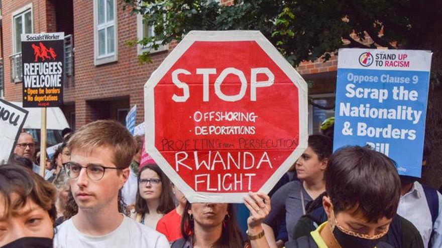 Manifestación en Londres contra los planes del Gobierno conservador de enviar solicitantes de asilo a Ruanda