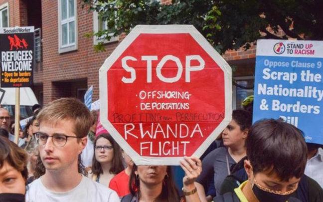 Manifestación en Londres contra los planes del Gobierno conservador de enviar solicitantes de asilo a Ruanda Manifestación en Londres contra los planes del Gobierno conservador de enviar solicitantes de asilo a Ruanda