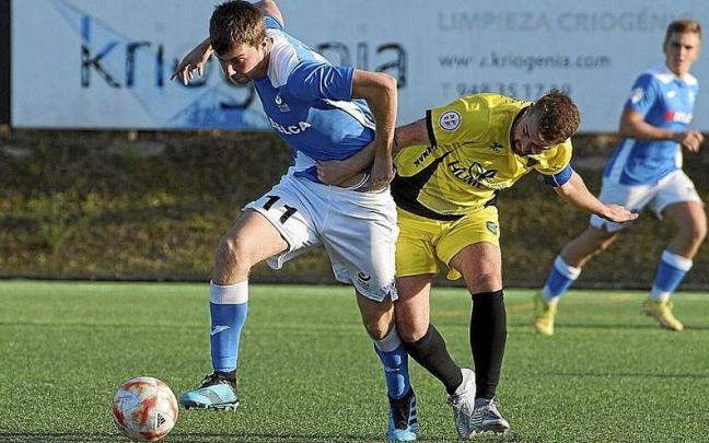 Lance del partido entre Lagunak y Adoi. | FOTO: IÑAKI PORTO