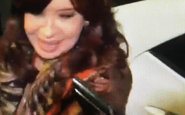 Detenido un hombre por apuntar con un arma a la cabeza de Cristina Fernández de Kirchner Detenido un hombre por apuntar con un arma a la cabeza de Cristina Fernández de Kirchner