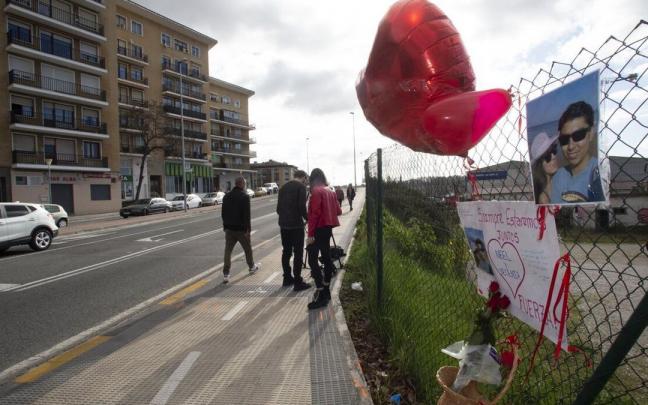 Fotos y recuerdos en lugar en el fue atropellada la pareja