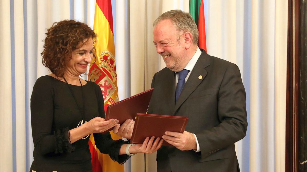 La ministra de Hacienda, María Jesús Montero, con el consejero de Hacienda, Pedro Azpiazu.